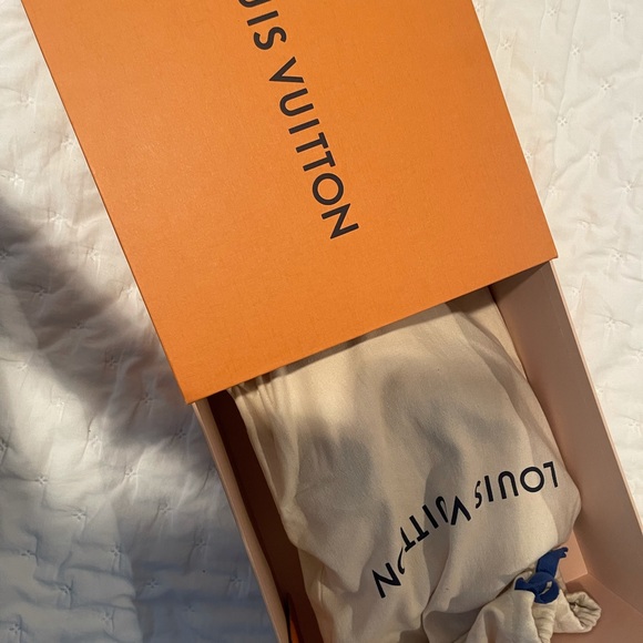 Authentic Louis Vuitton sneakers - Picture 7 of 7